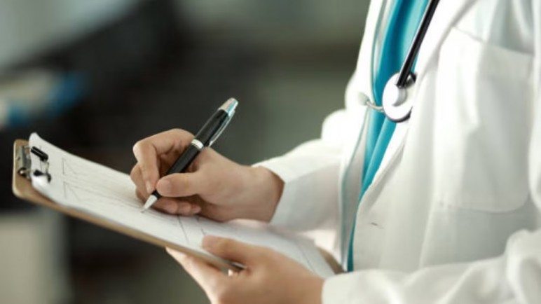 El Gobierno cierra su primera obra social y endurece los controles en el sistema de salud